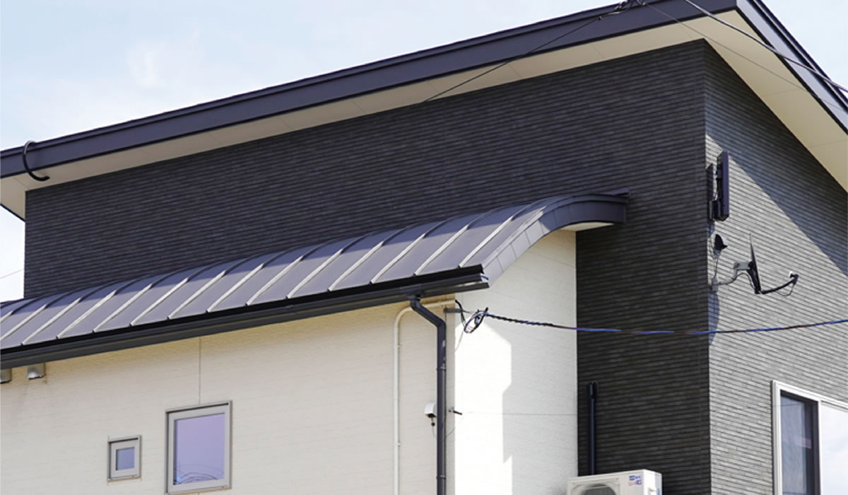 アーチ状やゆるい傾斜の屋根に最適立平葺き使用