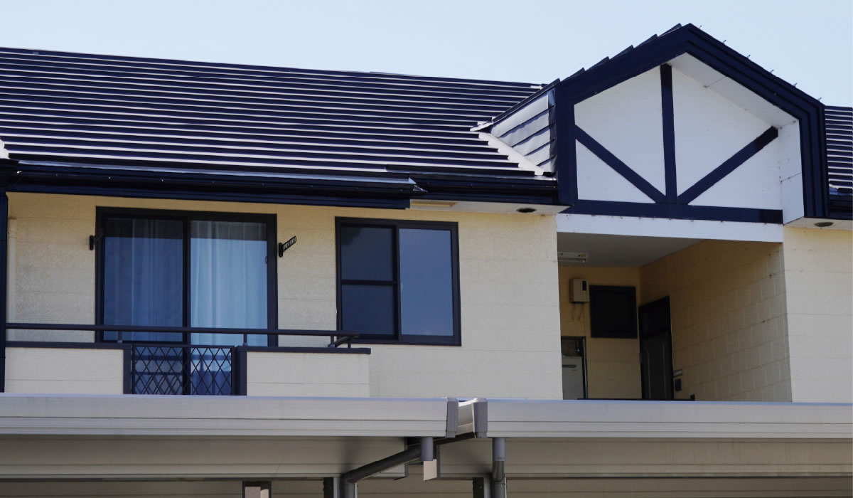 その名の通り雪が下に落ちないので冬場の除雪が少なくてすみます。